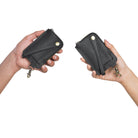 Schlüsseltäschchen Leder schwarz in der Hand eines Herren und einer Dame
